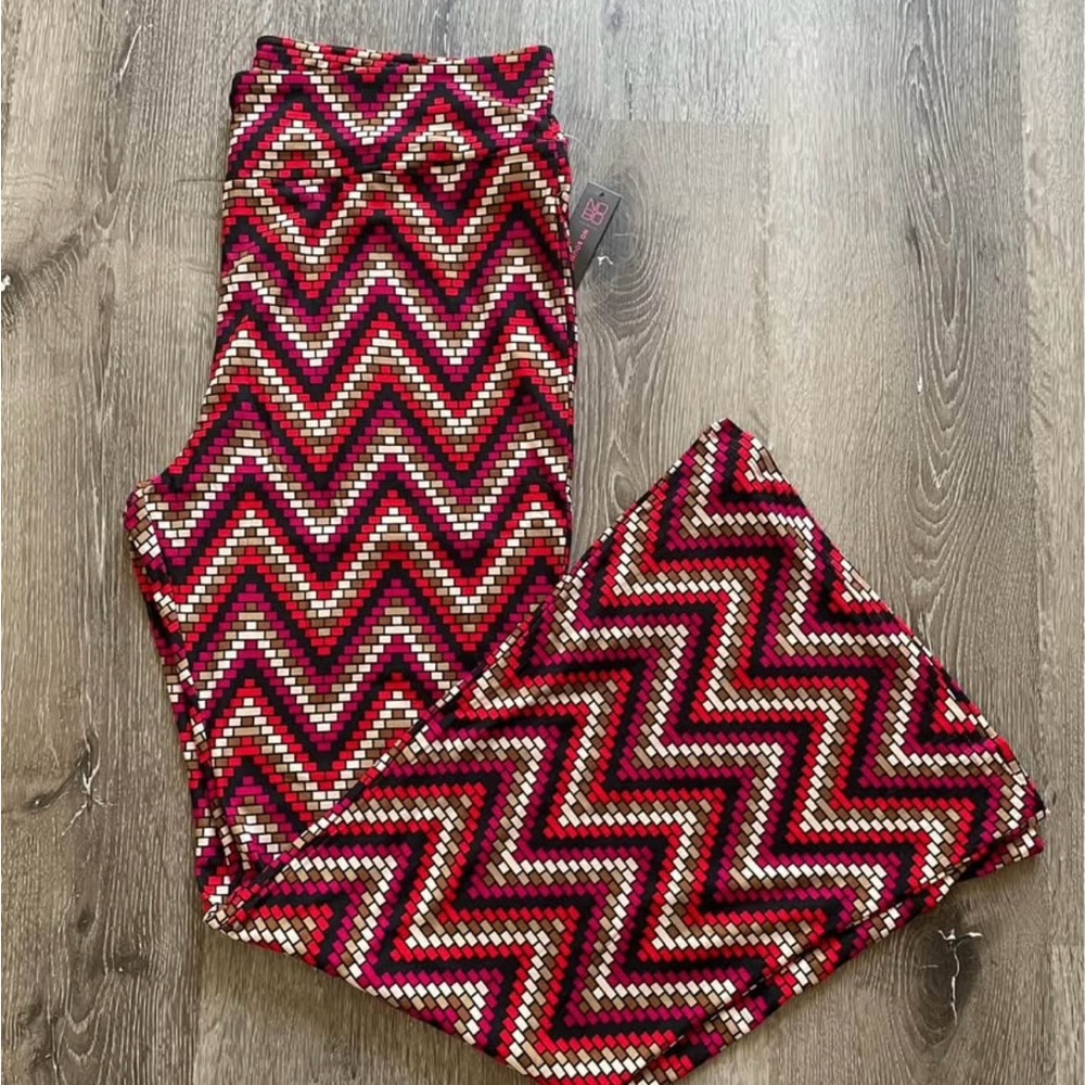 Chevron Women’s Buttery Soft Flare Leggings size XXL
